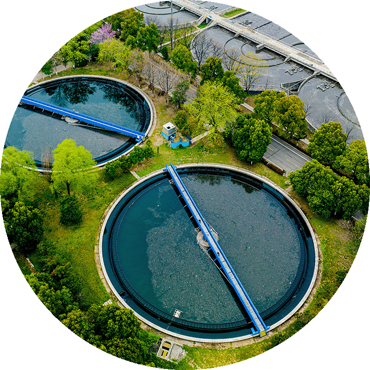 Luftaufnahme einer Wasseraufbereitungsanlage von oben